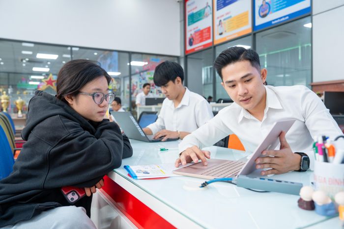  Cán bộ tuyển sinh Trường ĐH Công nghệ TPHCM hướng dẫn thí sinh thực hiện đăng ký xét tuyển - Ảnh: THANH HÙNG 