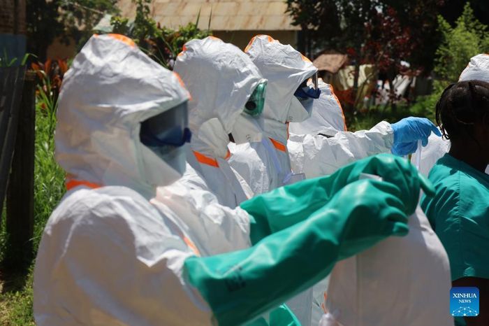 Các nhân viên y tế mặc đồ bảo hộ khi bước vào vùng dịch Ebola ở CHDC Congo. Ảnh: XINHUA