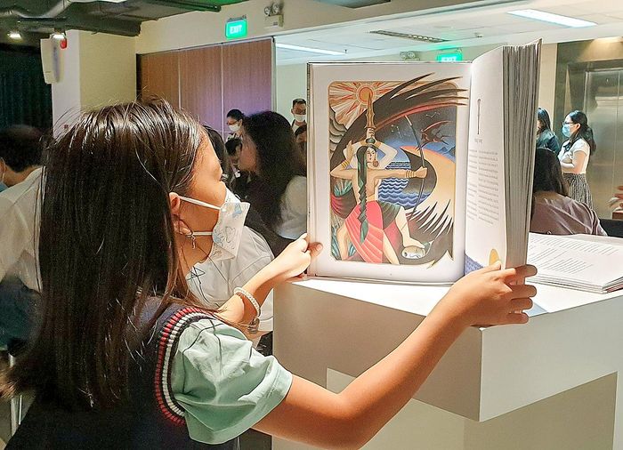  Bạn đọc thiếu nhi tìm truyện tranh tại Hội sách thiếu nhi vừa được tổ chức tại Hà Nội. ẢNH: THU HÀ 
