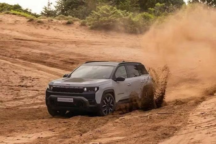 Jeep Compass BEV Long Range mới có các phiên bản BEV Standard Range, e-Hybrid và e-Hybrid Plug-in, bao gồm: ALTITUDE, BUSINESS và SUMMIT. Xe được xây dựng trên nền tảng tiên tiến Stellantis STLA Medium, Compass được thiết kế để tương thích với mọi giải pháp truyền động và được tinh chỉnh đặc biệt để hỗ trợ tối đa cho quá trình điện hóa. Hệ thống treo được tinh chỉnh lò xo, giảm chấn và thanh chống lật mới.