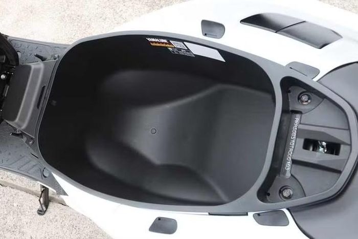 Phiên bản kỷ niệm cũng được trang bị hệ thống kiểm soát lực kéo Traction Control System (TCS), hỗ trợ hạn chế hiện tượng trượt bánh khi tăng tốc trên mặt đường có độ bám thấp.