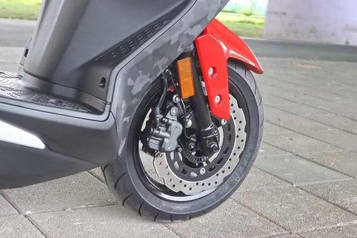 Về sức mạnh, mẫu xe vẫn sử dụng động cơ xi-lanh đơn dung tích 155 cc, làm mát bằng dung dịch, cấu hình SOHC 4 van, kết hợp công nghệ van biến thiên VVA (Variable Valve Actuation).