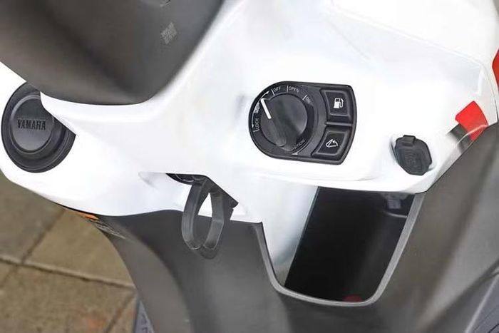 Về công nghệ, mẫu xe được trang bị sẵn hệ thống chìa khóa thông minh Smart Key, cho phép người dùng khởi động và vận hành thuận tiện mà không cần sử dụng chìa khóa cơ, đồng thời nâng cao trải nghiệm sử dụng.
