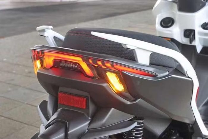 Cùng với đó Yamaha Cygnus XR 70th Anniversary Edition 2026 còn có hệ thống phanh chống bó cứng Dual ABS hoạt động trên cả bánh trước và bánh sau, góp phần nâng cao độ ổn định và an toàn trong các tình huống phanh khẩn cấp.