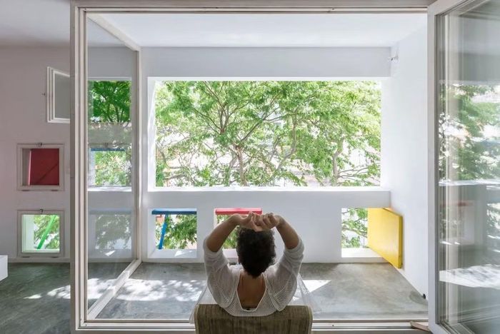 Với những gam màu được sử dụng trên các bức tường quét vôi trắng, hài hòa với kiến trúc truyền thống của Cabo Verde. Nó cũng mời gọi người sử dụng trải nghiệm một lối sống địa phương độc đáo, nơi không gian trong nhà và ngoài trời được hòa quyện vào nhau.