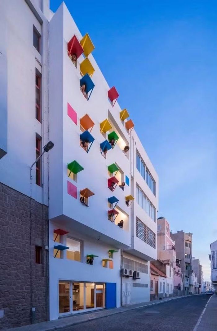 Mindelo - một thành phố ở Cape Verde , đang phát triển nhanh chóng nhờ du lịch và dân số ngày càng tăng. 50% dân số thành phố dưới 25 tuổi, tạo nên cấu trúc năng động nhờ dân số trẻ. Trong 15 năm qua, Mindelo đã lựa chọn xây dựng các tòa nhà chung cư bốn tầng thay vì những ngôi nhà một tầng truyền thống.