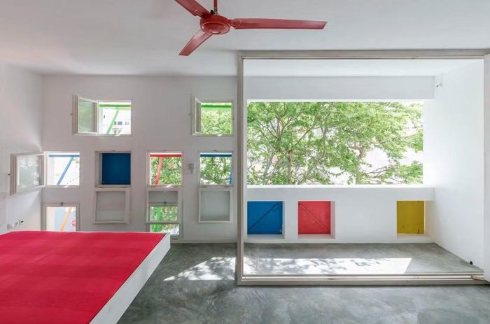 Mỗi lối vào căn hộ đều hướng ra cầu thang trung tâm mở, tạo thành một ống thông gió. Một cửa sổ nhỏ nằm trên cửa ra vào căn hộ cung cấp sự thông gió chéo khắp tòa nhà , loại bỏ nhu cầu sử dụng điều hòa không khí.