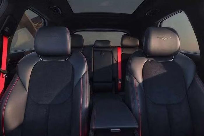 Đi kèm là mâm xe 21 inch, bộ vi sai chống trượt điện tử và hệ thống treo điều khiển điện tử. Phiên bản này sẽ được cung cấp độc quyền với bốn màu sắc bao gồm Xanh Bering, Xanh Ceres mờ, Xám Makalu và Trắng Uyuni.