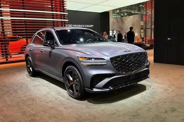 Tuy nhiên, trước đó hãng đã giới thiệu mẫu GV70 Prestige Graphite 2027 tại Triển lãm Ô tô New York và phiên bản này có vẻ gần như giống hệt với gói Graphite Package. Mức giá xe Genesis GV70 2027 hiện vẫn chưa được công bố chính thức.