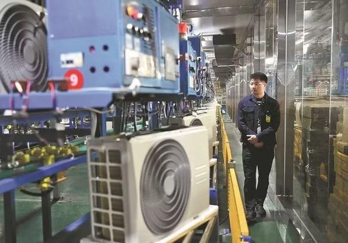 Theo các tổ chức phân tích thị trường, nhiệt độ liên tục lập đỉnh trong những tuần cuối tháng 6 đã khiến nhu cầu làm mát tăng mạnh, trong khi tỷ lệ hộ gia đình châu Âu sở hữu điều hòa hiện mới chỉ vào khoảng 20%, thấp hơn đáng kể so với nhiều quốc gia ở châu Á và Bắc Mỹ, tạo dư địa lớn cho thị trường tiếp tục mở rộng.