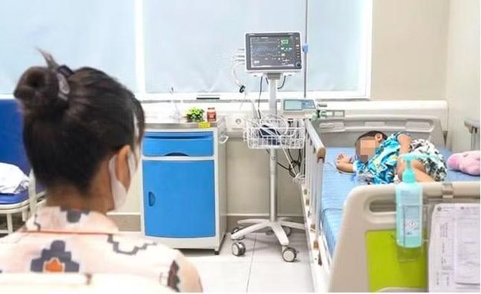 Trẻ bị đuối nước đang được điều trị tại bệnh viện Nhi Trung ương