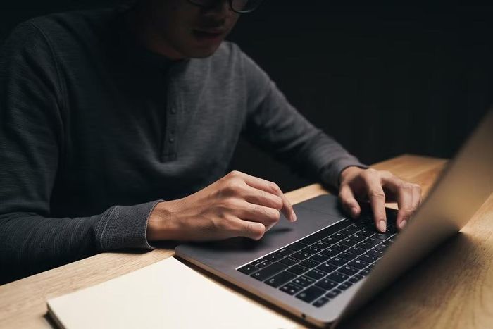 Nhiều người cho rằng ghế ngồi, bàn làm việc hay bàn phím là nguyên nhân gây đau cổ và mỏi vai khi sử dụng laptop trong thời gian dài, nhưng theo các chuyên gia công thái học, yếu tố ảnh hưởng lớn nhất lại chính là vị trí của màn hình, bởi thiết kế màn hình gắn liền với bàn phím khiến người dùng gần như luôn phải cúi đầu khi đặt máy trực tiếp trên mặt bàn.