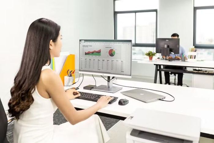 Bên cạnh việc điều chỉnh màn hình, người dùng cũng nên duy trì khoảng cách từ mắt đến màn hình từ 50 đến 70 cm, giữ vai thả lỏng, khuỷu tay tạo góc gần 90 độ và dành vài phút đứng dậy vận động sau mỗi 45 đến 60 phút làm việc liên tục, bởi chỉ những thay đổi nhỏ trong tư thế cũng có thể giúp giảm đáng kể nguy cơ đau cổ, mỏi vai và bảo vệ sức khỏe cột sống về lâu dài.
