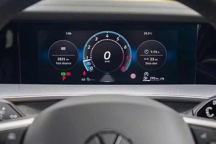 Hàng ghế thứ hai có thể gập 60:40, trượt và điều chỉnh độ ngả lưng. Bệ tì tay trung tâm tích hợp một khay kéo dài có thể xoay sang trái hoặc phải. Trên bệ tì tay này bố trí 2 khay để cốc và kẹp giữ điện thoại hoặc máy tính bảng.