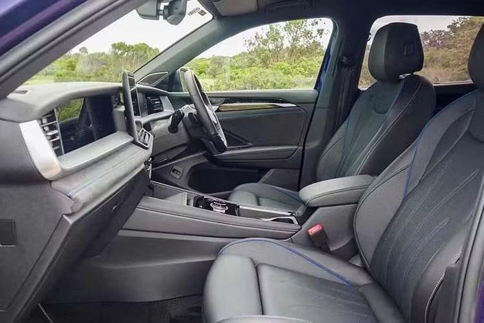 Hệ thống hiển thị gồm bảng đồng hồ kỹ thuật số 10,25 inch và màn hình cảm ứng trung tâm có kích thước 12,9 inch hoặc 15 inch. Xe cũng có các tùy chọn như ghế thông gió/massage và hệ thống âm thanh Harman Kardon.