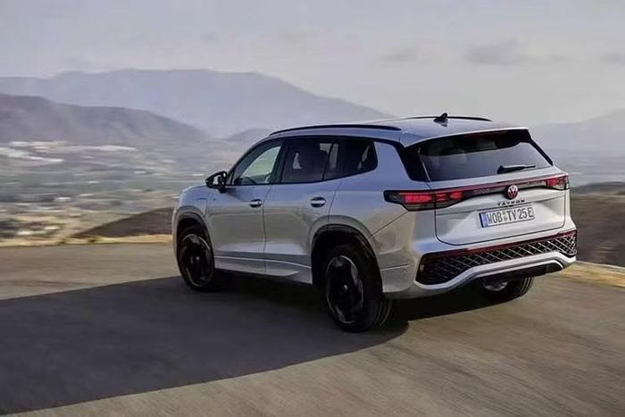 Tại khu vực châu Á-Thái Bình Dương, danh mục động cơ của Volkswagen Tayron khác với thị trường châu Âu. Tại lục địa già, khách hàng còn có lựa chọn động cơ mild hybrid với máy xăng 1.5L, hệ truyền động hybrid sạc điện (PHEV) với phạm vi hoạt động thuần điện lên tới 100 km hoặc động cơ diesel tăng áp 2.0L.