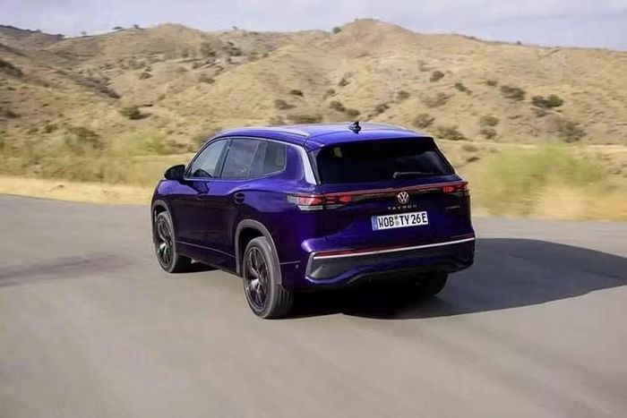 Được phát triển trên nền tảng khung gầm MQB Evo tương tự Tiguan mới, Volkswagen Tayron có kích thước dài x rộng x cao lần lượt 4.792 x 1.852 x 1.660 mm và chiều dài cơ sở đạt 2.791 mm. So với Tiguan tiêu chuẩn, xe dài hơn 253 mm, rộng hơn 10 mm, cao hơn 21 mm trong khi chiều dài cơ sở tăng 114 mm.