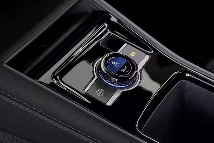 Đầu tiên là động cơ xăng tăng áp 1.4L, cho công suất tối đa 150 mã lực và mô-men xoắn cực đại 250 Nm. Thứ hai là động cơ tăng áp 2.0L, kết hợp hệ dẫn động bốn bánh 4Motion, với hai mức công suất 204 mã lực hoặc 265 mã lực. Tất cả đều đi kèm hộp số tự động ly hợp kép ướt DSG 7 cấp.