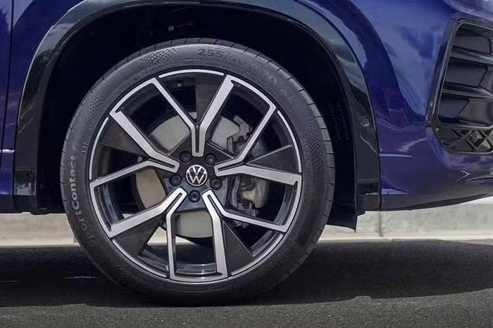 Trong khi đó, nếu so với Tiguan Allspace thế hệ trước, Tayron dài hơn 66 mm, rộng hơn 13 mm và chiều dài cơ sở chỉ tăng thêm 2 mm. Volkswagen Tayron 2026 chia sẻ ngôn ngữ thiết kế với Tiguan mới, sở hữu diện mạo hiện đại và mạnh mẽ hơn. Điểm nhấn của mẫu SUV hạng trung này là dải đèn LED tùy chọn, nằm vắt ngang trên đầu và đuôi xe cùng lưới tản nhiệt cỡ lớn ở cản trước.