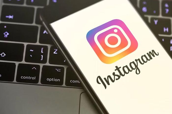 Trong nhiều năm, Instagram luôn được xem là nền tảng xây dựng hình ảnh cá nhân, thời trang, làm đẹp và phong cách sống, nhưng lại gặp hạn chế lớn trong việc tạo doanh thu trực tiếp cho các nhà sáng tạo nội dung, khiến nhiều influencer chỉ coi đây là kênh phụ để dẫn người theo dõi sang Facebook, TikTok hoặc gian hàng Shopee nhằm tối ưu thu nhập từ tiếp thị liên kết và bán hàng.