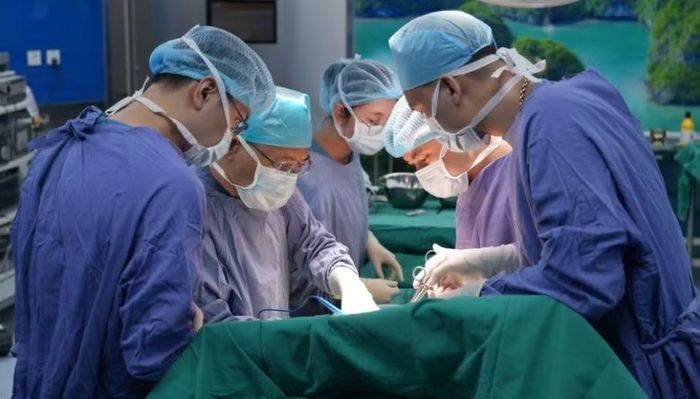Ê-kíp phẫu thuật cho bệnh nhân - Ảnh BVCC