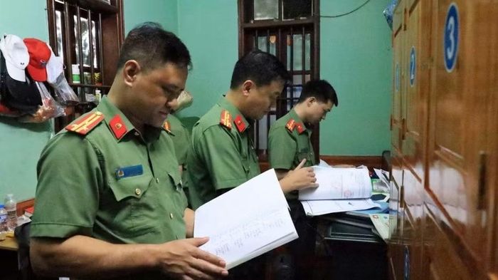 Lực lượng Công an kiểm tra, thu giữ nhiều tài liệu, sổ sách và chứng cứ tại đền Công đồng Bắc Lệ phục vụ công tác điều tra.