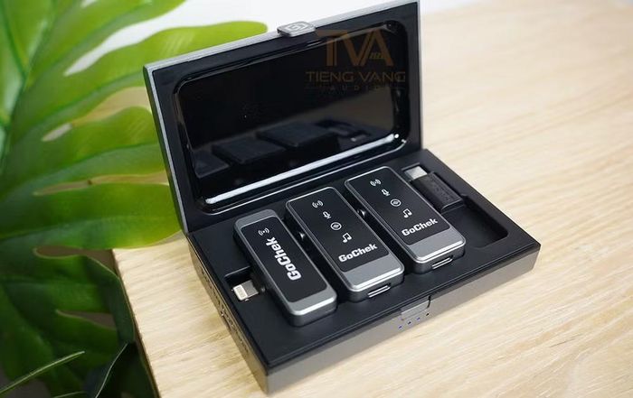  Ở phân khúc dễ tiếp cận hơn, GoChek Ultra S24 hướng đến những người mới bắt đầu sáng tạo nội dung với thiết kế nhỏ gọn, khả năng kết nối nhanh qua cổng USB Type-C và Lightning, công nghệ chống ồn giúp giảm khoảng 90% tạp âm cùng nhiều phiên bản lựa chọn phù hợp với nhu cầu quay video, livestream hoặc ghi hình hằng ngày.