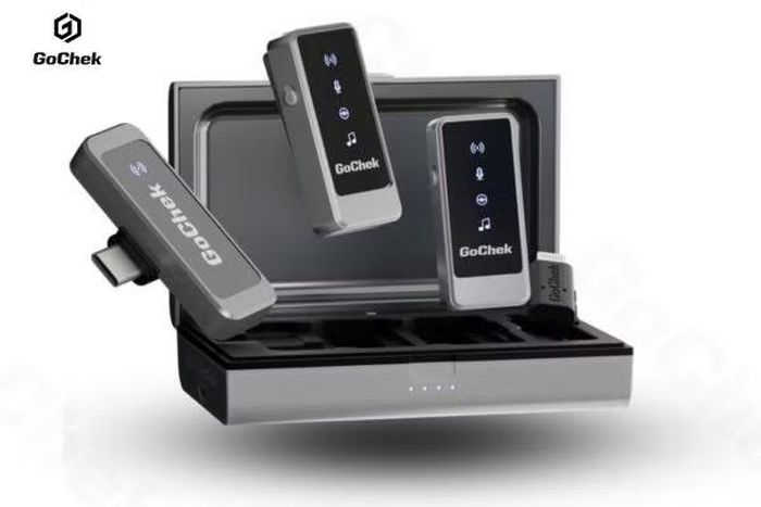 Khác với trước đây khi người dùng chỉ quan tâm đến khả năng thu âm, xu hướng năm 2026 cho thấy các tiêu chí như công nghệ AI lọc tiếng ồn, tự động nhận diện giọng nói, cân bằng âm lượng, thời lượng pin dài và kết nối ổn định đang trở thành những yếu tố quan trọng giúp nâng cao trải nghiệm ghi hình và giảm đáng kể thời gian xử lý hậu kỳ. (Ảnh: Gocheck)