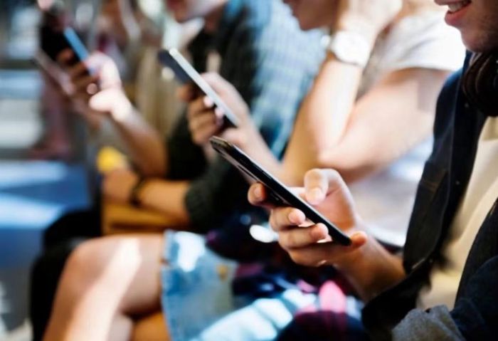 Trải nghiệm một ngày không smartphone vì thế không chỉ cho thấy sự bất tiện khi thiếu một thiết bị điện tử, mà còn phản ánh thực tế rằng điện thoại thông minh đã trở thành một phần của hạ tầng vô hình trong cuộc sống hiện đại, hiện diện trong cách con người ghi nhớ, di chuyển, giao tiếp, làm việc và đưa ra quyết định mỗi ngày.