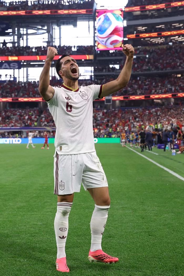 Tiền vệ Mikel Merino dứt điểm ghi bàn ở phút 91, giúp Tây Ban Nha hạ Bồ Đào Nha 1-0 để vào tứ kết World Cup 2026.