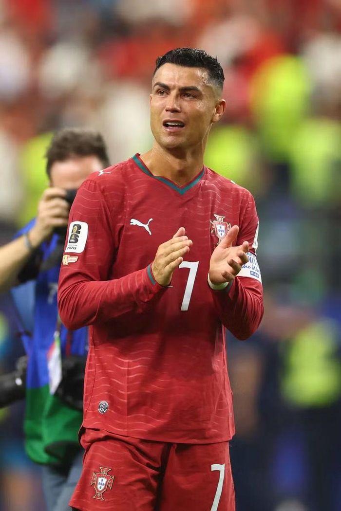 Ronaldo vẫn vỗ tay cảm ơn người hâm mộ Bồ Đào Nha, dù gương mặt không giấu nổi nỗi thất vọng. Anh khép lại kỳ World Cup thứ 6 trong sự nghiệp với 3 bàn thắng, gồm cú đúp trước Uzbekistan và quả phạt đền vào lưới Croatia. Ảnh: Getty.