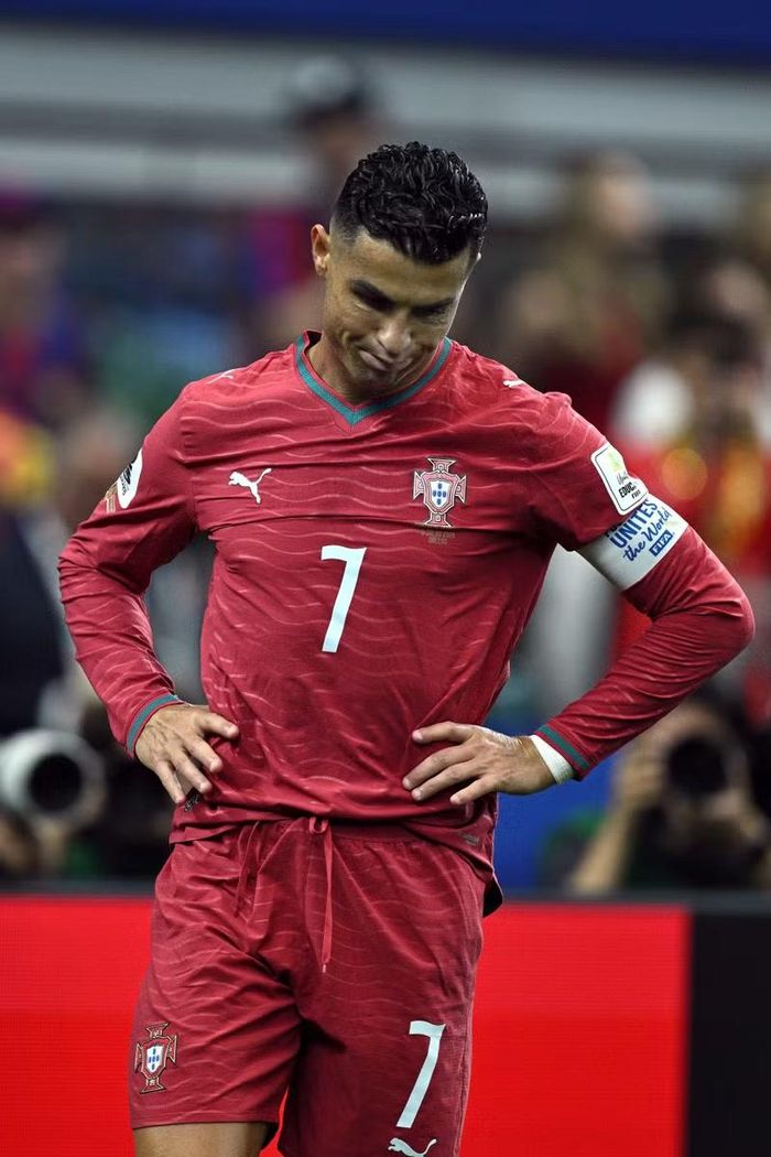 Cristiano Ronaldo đứng lặng, hai tay chống hông sau khi Tây Ban Nha ghi bàn quyết định ở phút 90+1. Chỉ vài khoảnh khắc ngắn ngủi, giấc mơ kéo dài qua 6 kỳ World Cup của thủ quân Bồ Đào Nha đã đứng trước hồi kết dang dở. Ảnh: Getty.