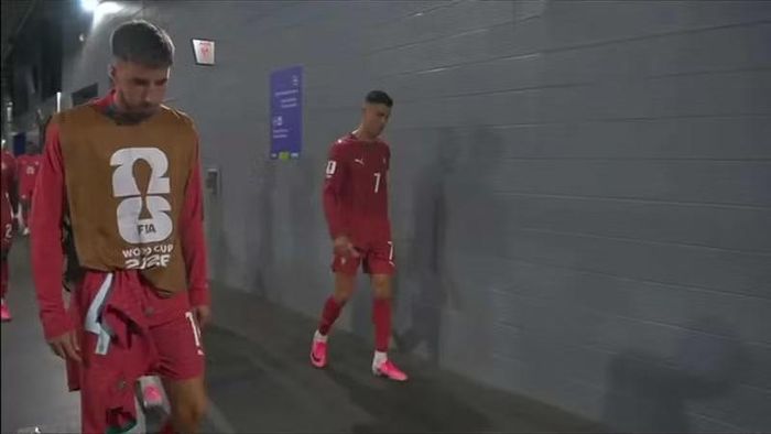 Sau lời chào cuối cùng, Ronaldo lặng lẽ đi vào đường hầm. Đó là khoảnh khắc khép lại hành trình World Cup của chân sút vĩ đại nhất lịch sử bóng đá Bồ Đào Nha và là một trong những cầu thủ vĩ đại nhất lịch sử bóng đá. Ảnh: BBC.