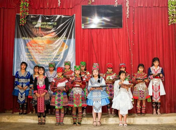 Thanh niên với trang phục truyền thống nhiều màu sắc. Ảnh: Hữu Qui.