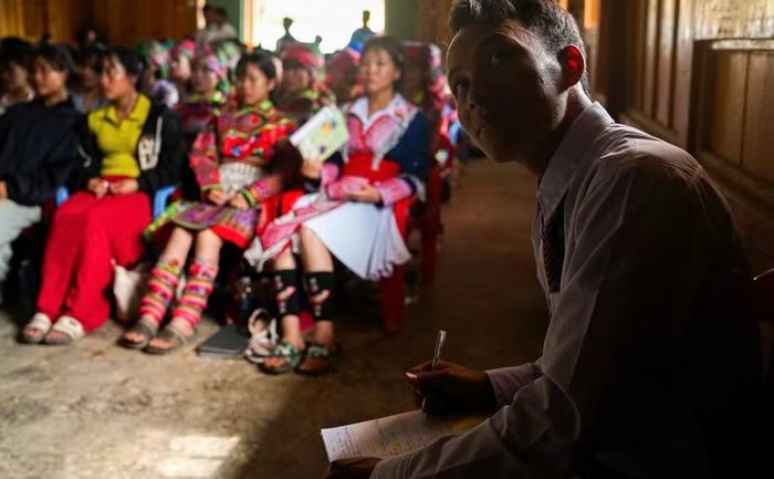 Anh Thào A Chu (dẫn chương trình) chăm chú theo dõi trò chơi cung cấp kiến thức kinh thánh. Ảnh: Hữu Qui.