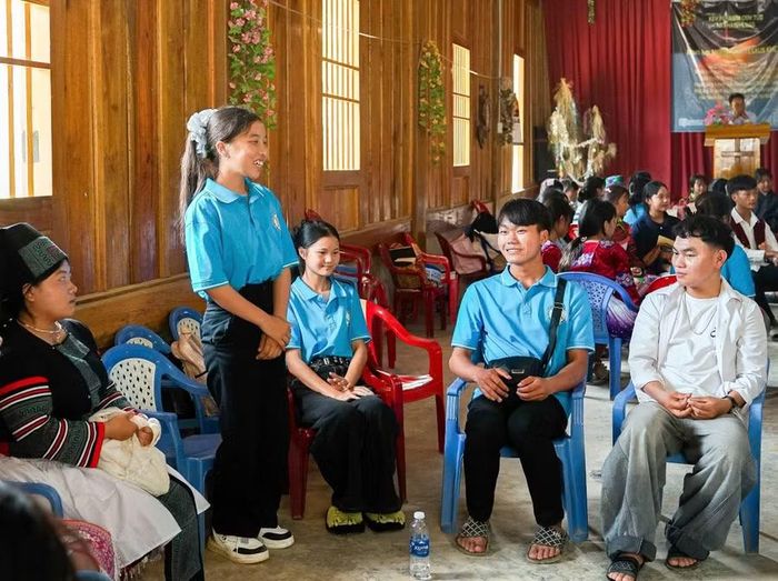 Người dân tại Nhà Nguyện cùng chuyện trò, giao lưu. Ảnh: Hữu Qui.