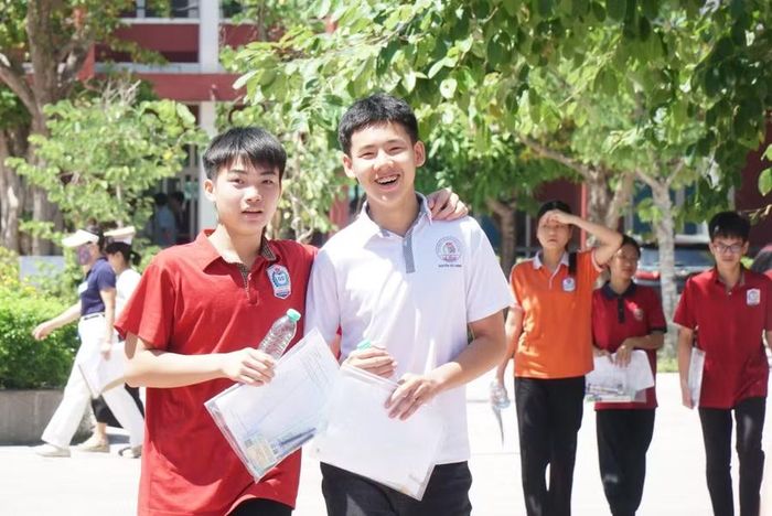 Thí sinh dự thi vào lớp 10 Trường THPT Huỳnh Thúc Kháng (Thành Vinh, Nghệ An) - trường có điểm chuẩn dự kiến cao nhất tỉnh Nghệ An. Ảnh: Hồ Lài