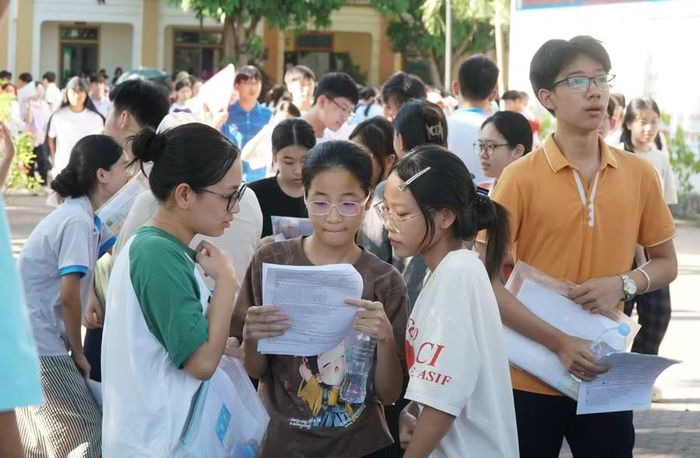 Kỳ thi tuyển sinh lớp 10 tỉnh Nghệ An năm 2026 có số lượng thí sinh dự thi đông nhất từ trước tới nay với hơn 49.000 em dự thi. Ảnh: Hồ Lài