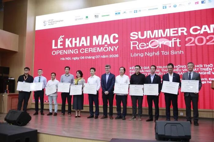 Ông Jonathan Baker trao Giấy chứng nhận cho 11 trường tham gia Summer Camp “Re: Craft 2026 - Làng nghề tái sinh” - Ảnh: BTC.