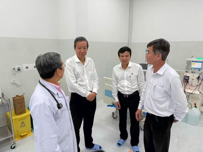 Ông Nguyễn Văn Vĩnh Châu, Phó Giám đốc Sở Y tế TPHCM, đến thăm và làm việc tại đơn vị chạy thận nhân tạo tại Trung tâm Y tế Quân dân y Đặc khu Côn Đảo.