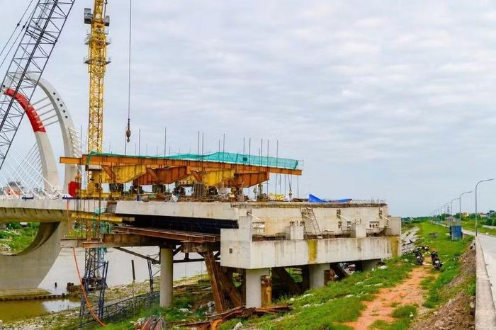 Cầu có thiết kế kết hợp dây văng và vòm thép, với phần cầu chính vượt sông Đuống có chiều dài khoảng 382m, mặt cầu rộng 18,5m và tĩnh không 4,75m.
