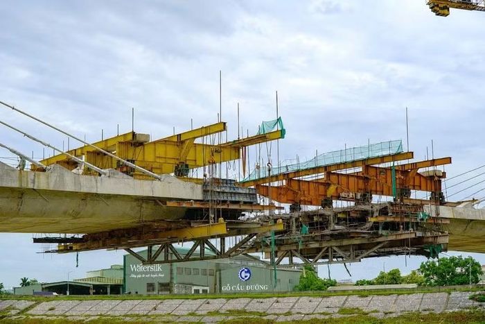 Đơn vị thi công dự kiến sẽ hợp long cầu Đuống mới trong tháng 7/2026. Đồng thời phấn đấu cơ bản hoàn thành dự án trong tháng 9 năm nay.