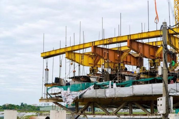 Hiện tại công trường, các đơn vị thi công đang tăng tốc triển khai nhiều hạng mục với nhiều máy móc, thiết bị cùng đông đảo nhân công làm việc liên tục để bảo đảm tiến độ.