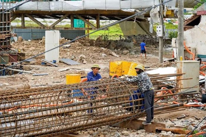 Khu vực đường dẫn lên cầu Đuống mới cũng đang được đẩy nhanh thi công để sớm kết nối với hệ thống giao thông hai đầu cầu với điểm đầu tại nút giao cầu Đuống cũ thuộc phường Việt Hưng và điểm cuối tại nút giao đường Hà Huy Tập với đường Phan Đăng Lưu, xã Phù Đổng.
