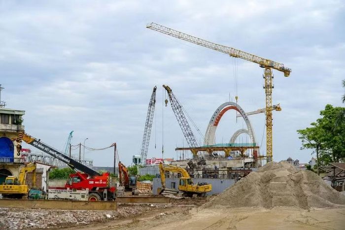 Dự án gồm 2 hợp phần, cầu đường sắt và cầu đường bộ. Trong đó, cầu Đuống mới có chiều dài khoảng 700m với tim cầu nằm cách cầu cũ khoảng 100m về phía hạ lưu sông,