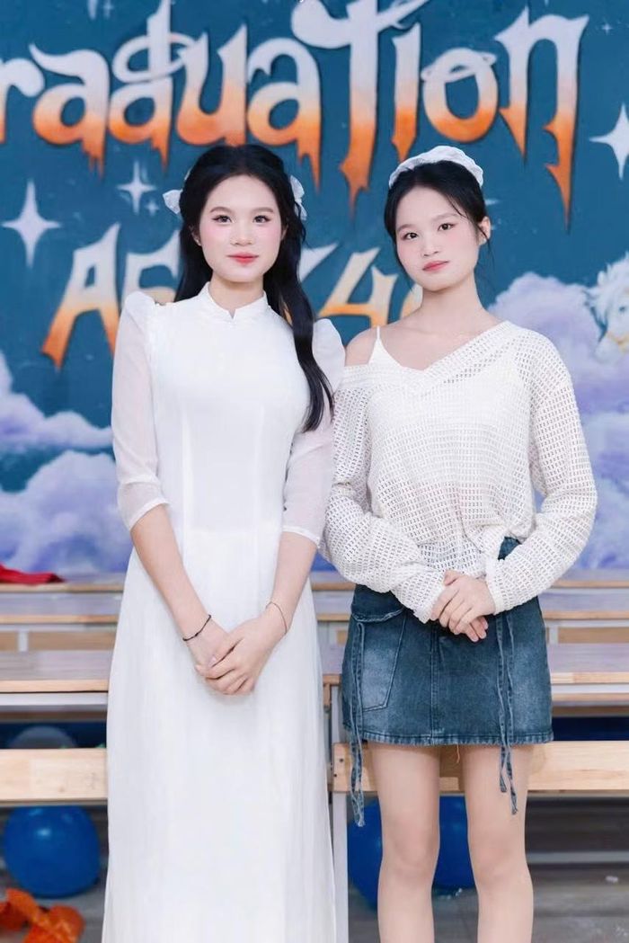 Em Kha Thị Kim Dung và em gái sinh đôi Kha Thị Kim Giang.