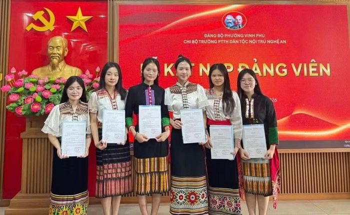Em Kha Thị Kim Dung (thứ 3 từ bên trái) được kết nạp Đảng.