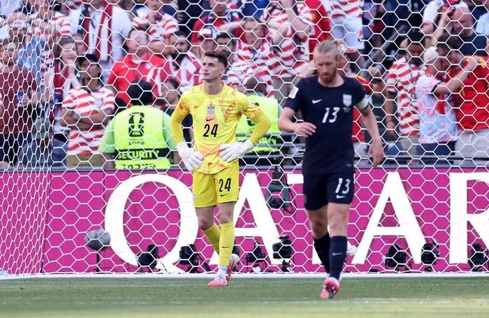 Nỗ lực cứu vãn của số 13 Tim Ream cũng không thành công. Trái bóng đã nằm gọn trong lưới, còn thủ môn Matt Freese chỉ biết đứng lặng. Tình huống xử lý lúng túng của thủ môn Freese trở thành bước ngoặt nghiệt ngã khiến tuyển Mỹ đánh mất hoàn toàn hy vọng trên sân nhà. Ảnh: Getty.