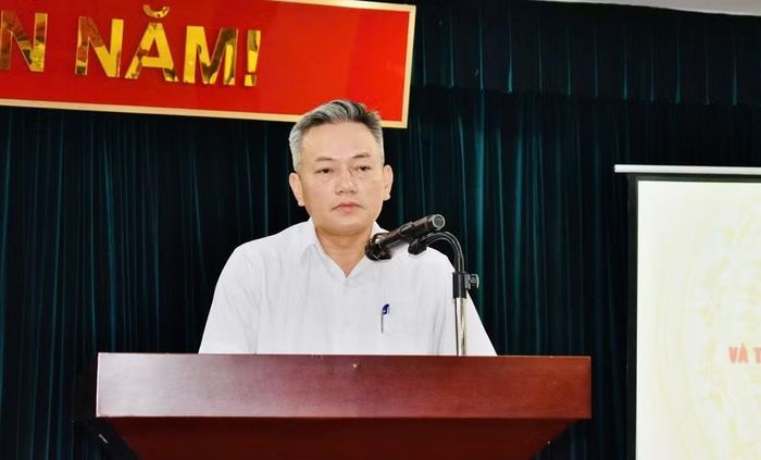 Ông Nguyễn Hải Cường, Chánh Văn phòng Cục Giáo dục nghề nghiệp - Giáo dục thường xuyên báo cáo tại hội nghị.