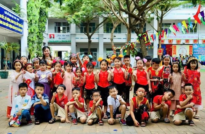 Cô Vy cũng học sinh Trường Tiểu học Lê Văn Việt trong một hoạt động do nhà trường tổ chức.